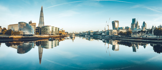 Wandcirkels Londen Wandelpad langs oevers van de Theems  © kbarzycki