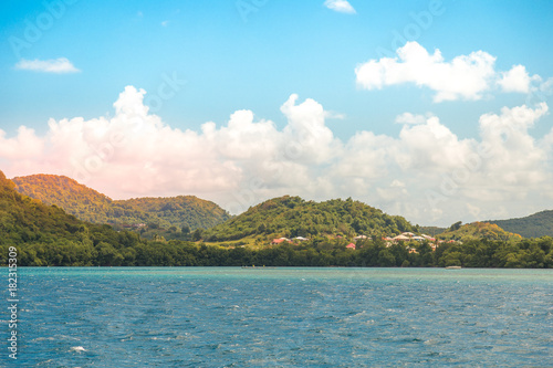 Le Marin, Martinique, Caraïbes: côte montagneuse vue de la mer © Erwin Barbé