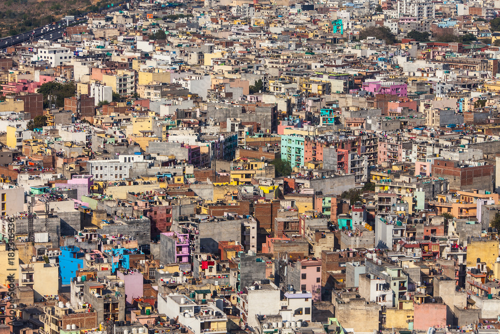 Fototapeta premium Widok z lotu ptaka na chaos kolorowych budynków - stosy domów w azjatyckich miastach spowodowane dużym przeludnieniem ludzkim.