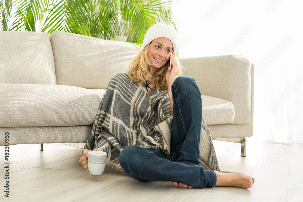 A WOMAN TRAINING IN HER LIVING ROOM A WOMAN TRAINING IN HER LIVING ROOM