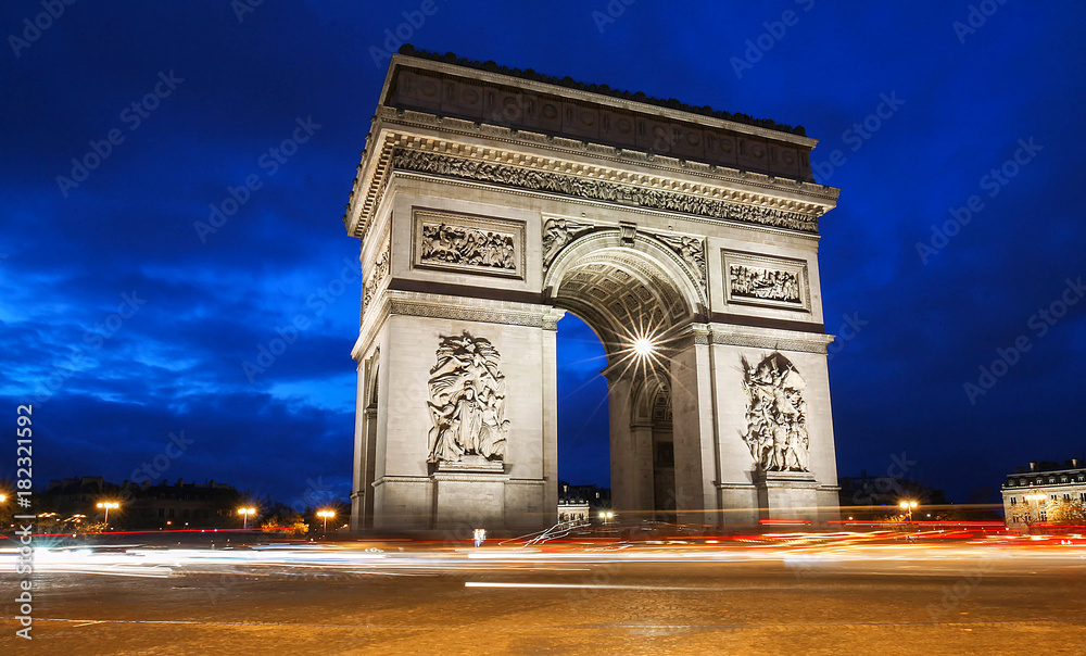 Fototapeta premium Łuk Triumfalny wieczorem, Paryż, Francja.