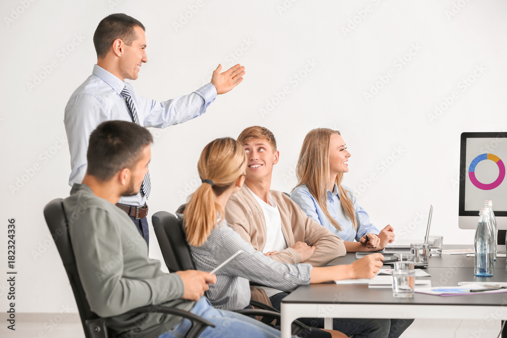 Obraz premium Group of people with business trainer at seminar