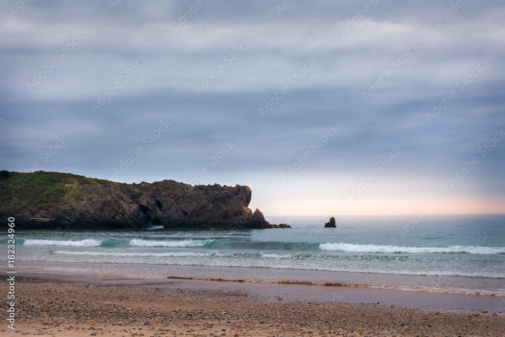 Fototapeta premium Precioso atardecer en la playa de San Antolin en Llanes, Asturias, España