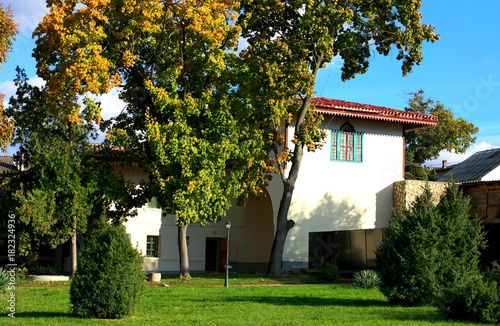 Fototapeta Naklejka Na Ścianę i Meble -  Vintage house in autumn