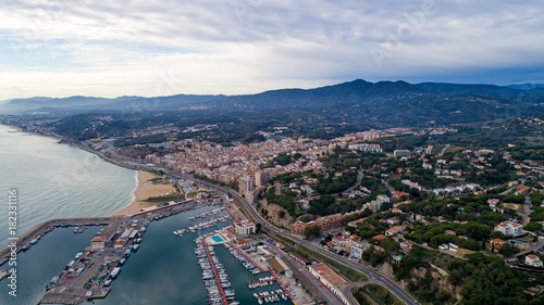 Photographie aérienne d'Arenys de Mar en Catalogne photo