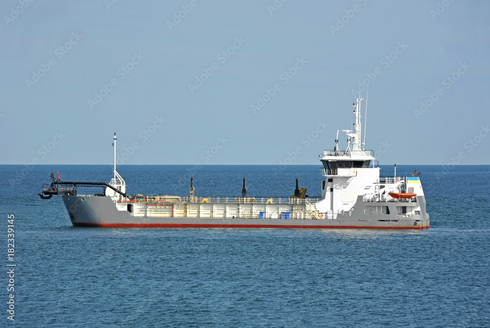 Hopper dredger carrier
