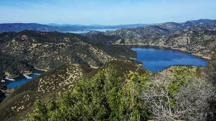 Fotobehang Heuvel Luchtfoto Lake Berryessa in herfst  © AlessandraRC