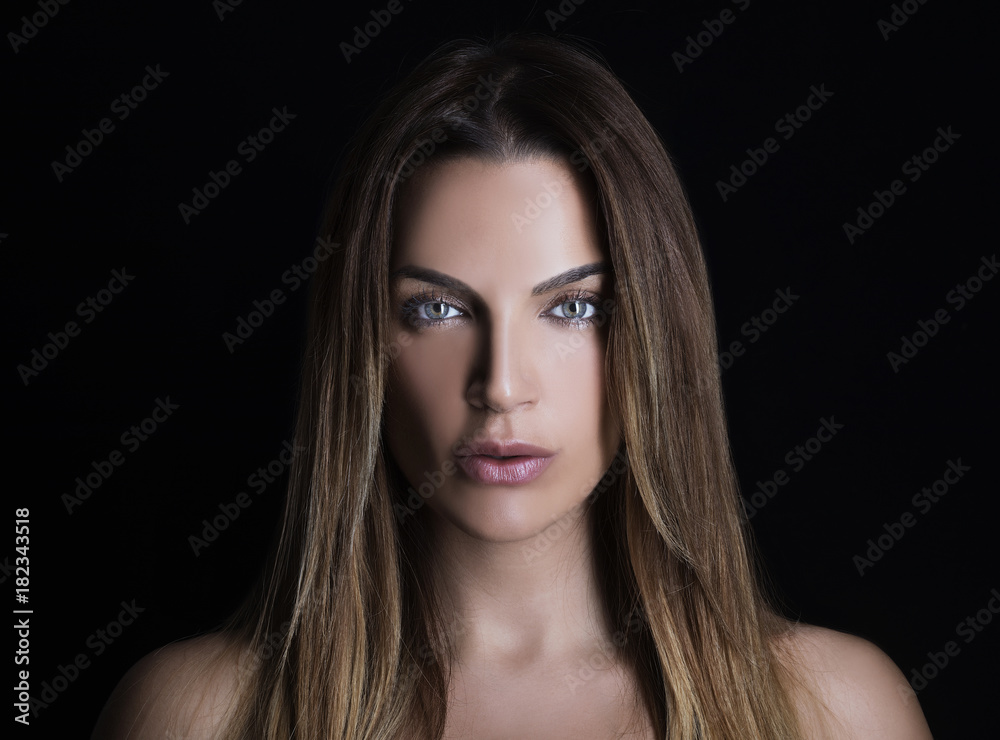 Ritratto di donna su sfondo nero Stock Photo | Adobe Stock