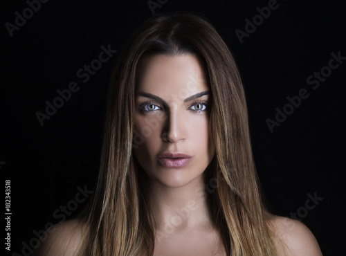 Ritratto di donna su sfondo nero photo