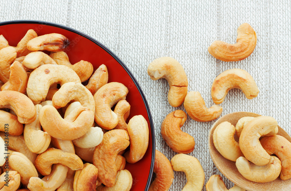 Naklejka premium Cashew salt roasted on tablecloth.