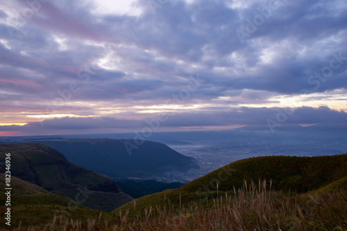 大観峰から望む夜明けのくじゅう連山 © sakura