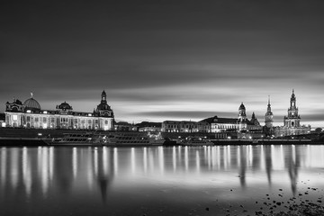Tuinposter Zwart wit Dresden skyline weerspiegeld in Elbe  © Lukasz_Szubartowicz