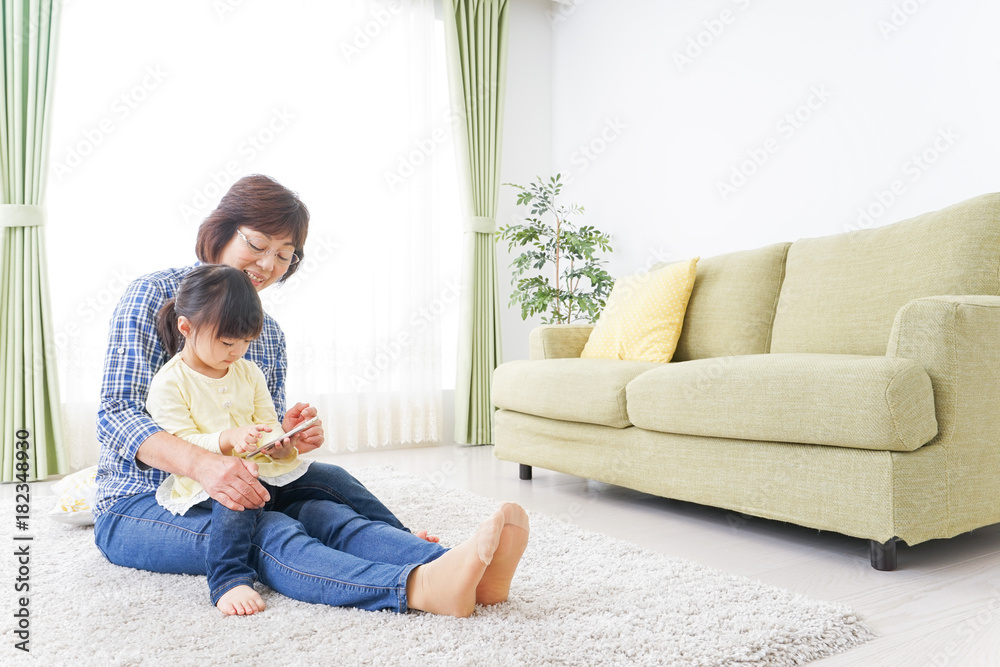 おばあちゃんとスマホを使う子供