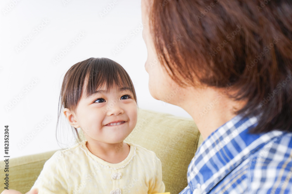 おばあちゃんと部屋で遊ぶ子供 おばあちゃんと部屋で遊ぶ子供