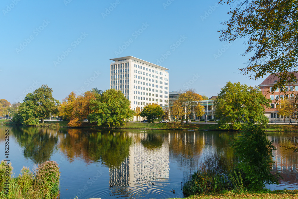 Hochhaus am Kleinen Kiel im Herbst
