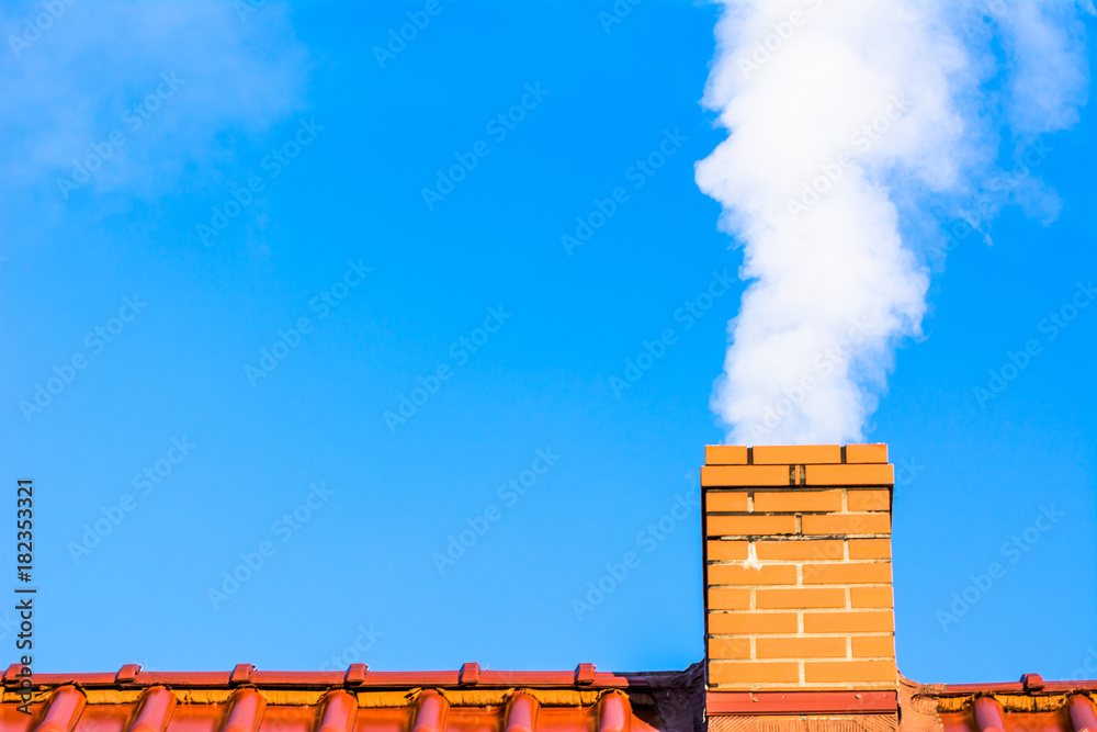 Plakat Nowoczesny dach domu z dymem kominowym, zanieczyszczeniem powietrza i smogiem w zimie, problemy ekologiczne