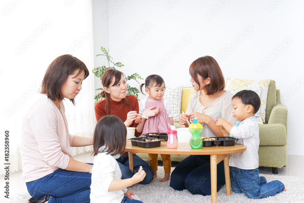 ランチパーティーをするママ友と子供