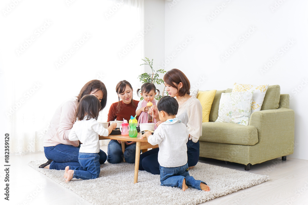 ランチパーティーをするママ友と子供
