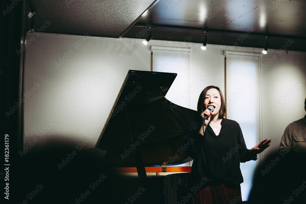 Obraz premium 女性ヴォーカル