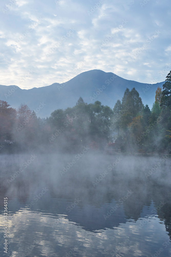 朝霧の金鱗湖