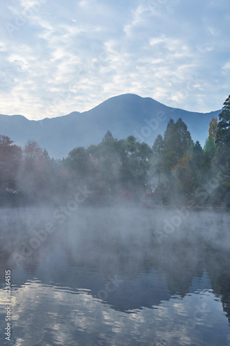 朝霧の金鱗湖