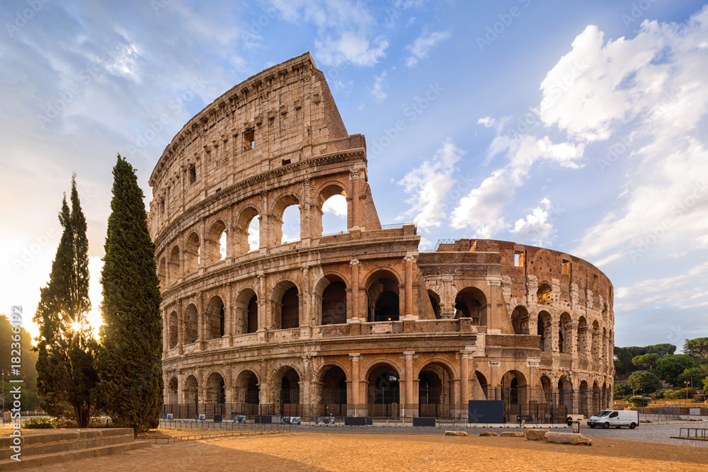 Fototapeta premium Koloseum lub Amfiteatr Flawiuszów (Amphitheatrum Flavium lub Colosseo), Rzym, Włochy.