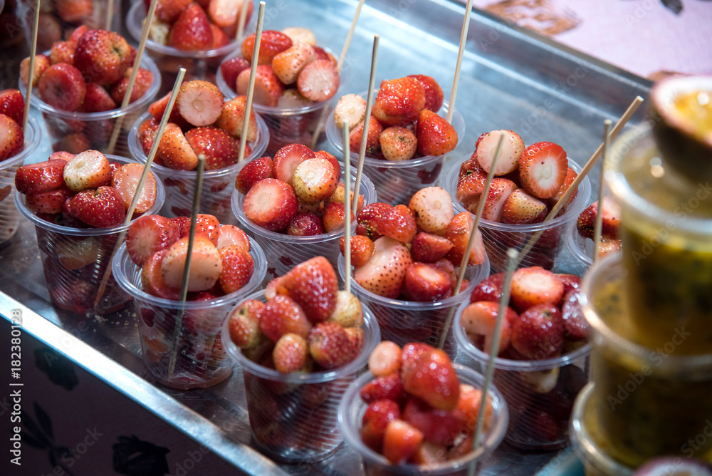 Φωτογραφία Strawberry in plastic glass on the street food in thailand