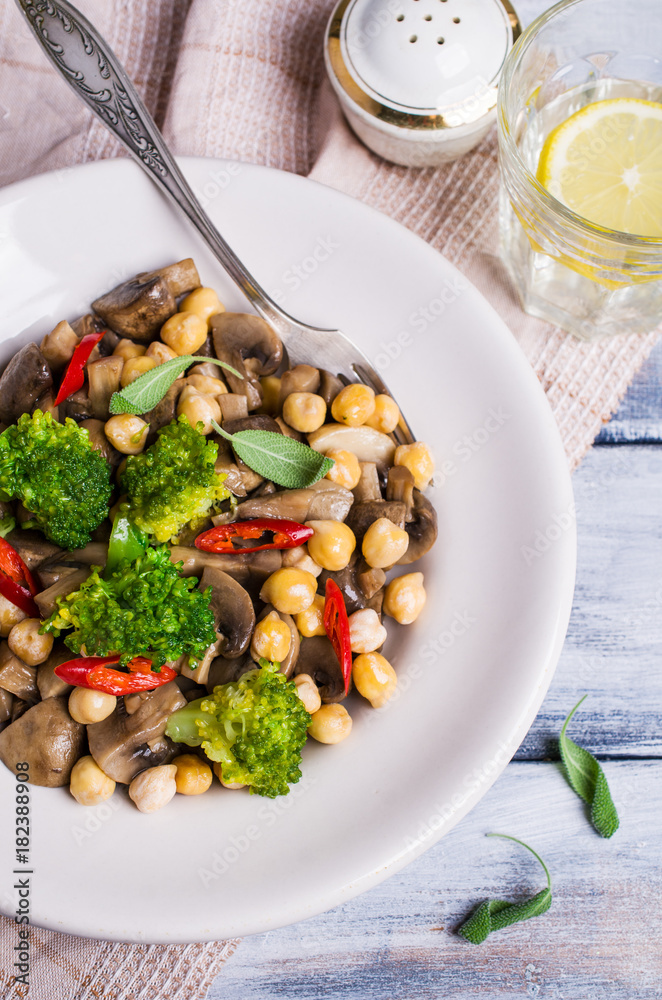 Broccoli with mushrooms and chickpeas Broccoli with mushrooms and chickpeas
