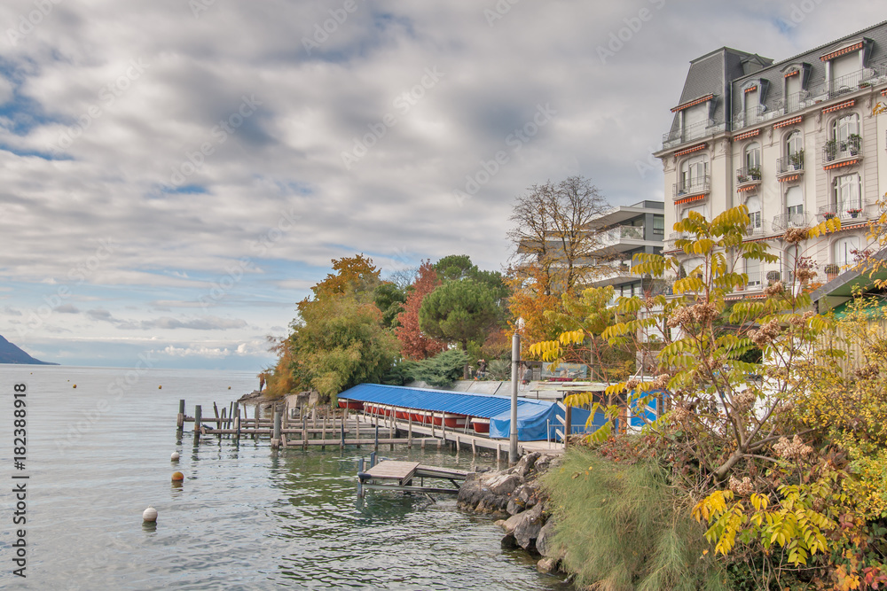 Obraz premium MONTREUX, SWITZERLAND -OCTOBER 29, 2015 : Autumn view of embankment of Montreux and Lake Geneva, canton of Vaud, Switzerland