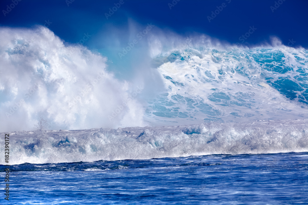 gros temps en mer, vagues explosives bouillonnantes, île de la Réunion 