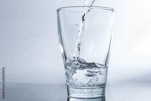 Wasser in das Trinkglas einfüllen