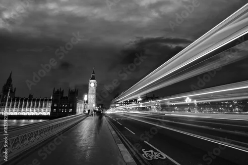 Obraz Nocny ruch przez most