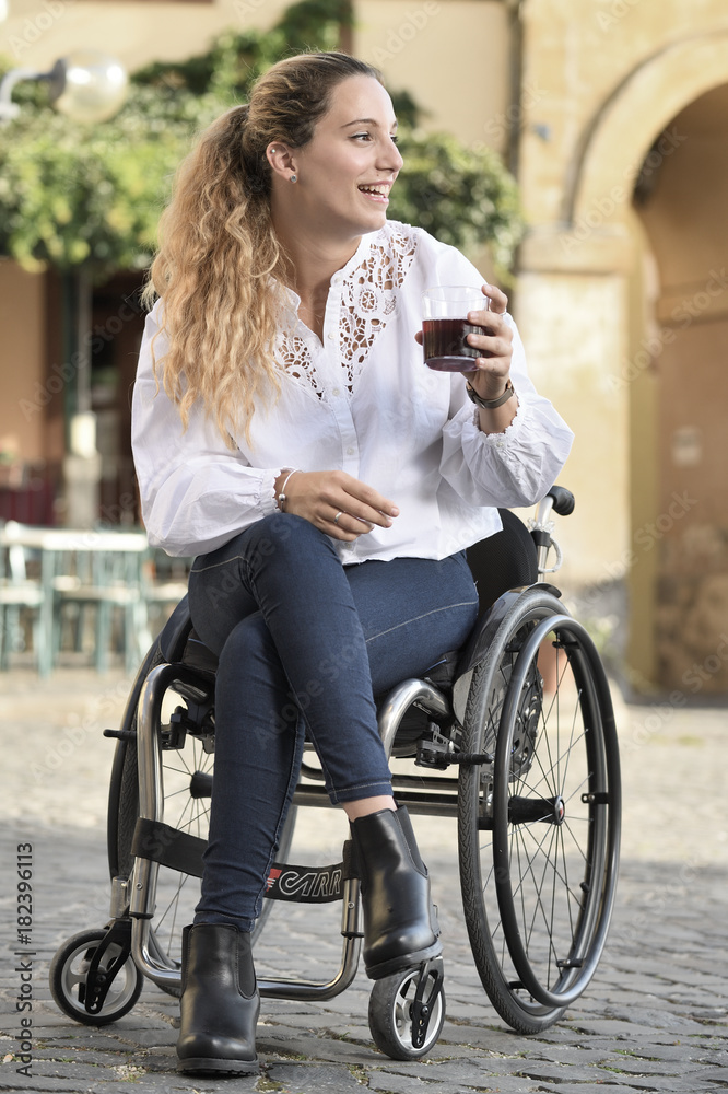 Ragazza con succo frutta Stock Photo | Adobe Stock