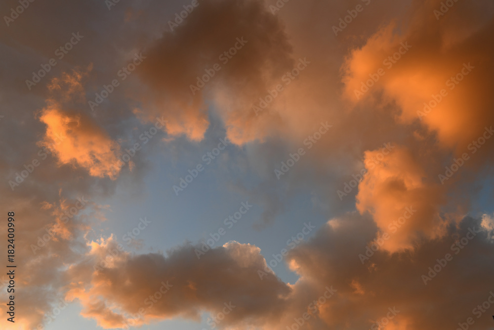 オレンジ色に染まった雲間の向こうに広がる青空「空想・雲のモンスターたち」（黄金に輝く未来、黄金の輝き、黄金時代、黄金伝説、輝く未来などのイメージ）