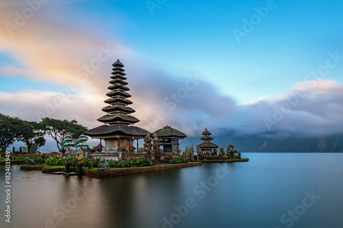 Ulun Danu Beratan Temple to słynny punkt orientacyjny położony po zachodniej stronie jeziora Beratan, Bali, Indonezja.