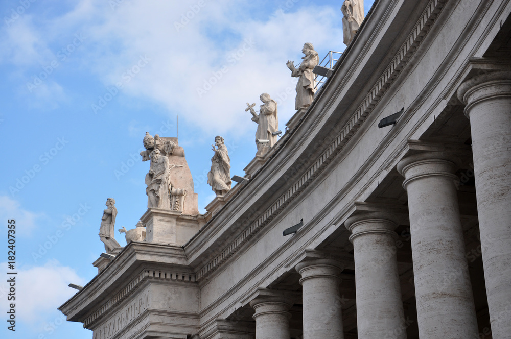 Vaticano columns and sculptures