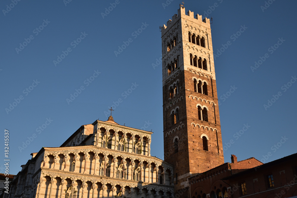 Campanile et Duomo de Lucca en Toscane, Italie