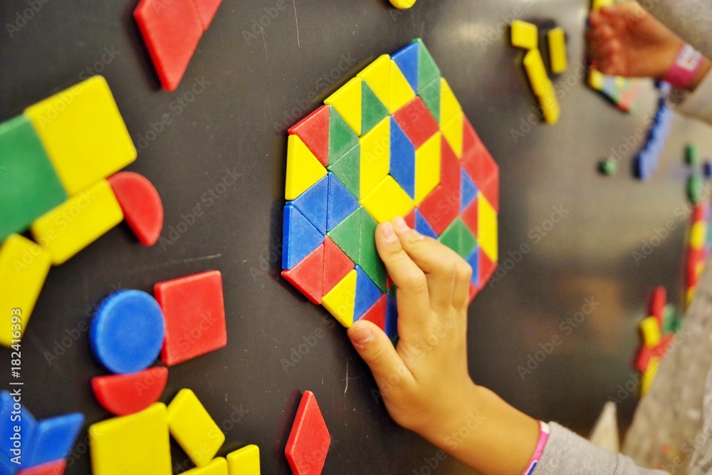 黒板に磁石を貼って遊ぶ子供 Stock Photo Adobe Stock