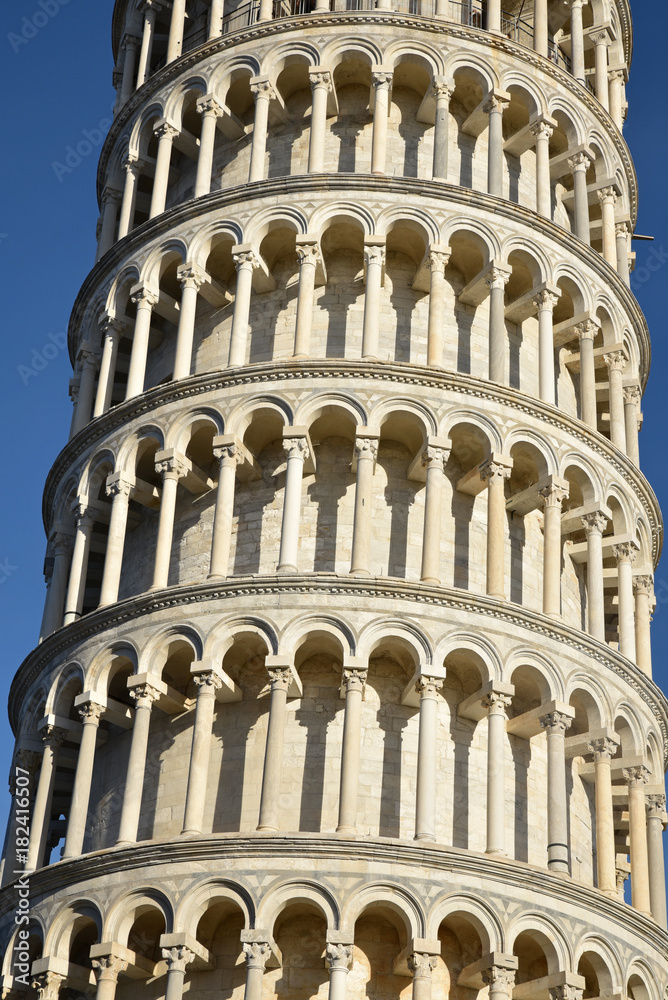 Colonnades de la tour penchée de Pise en Toscane, Italie
