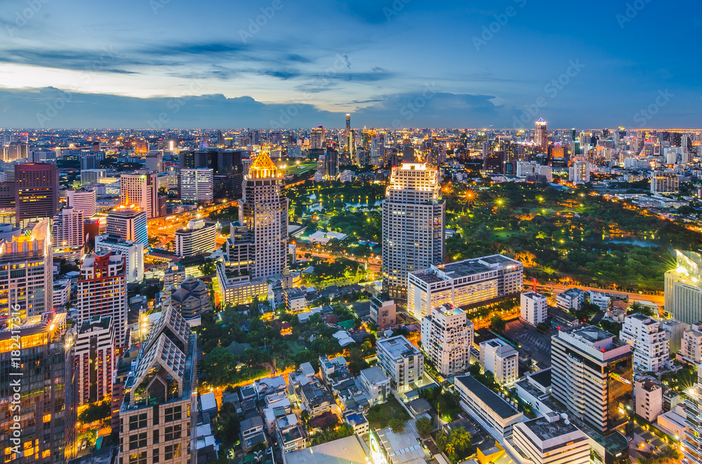 Naklejka premium Bangkok night cityscape