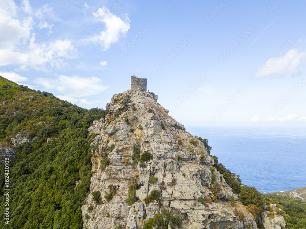 Vista aerea della Torre di Seneca, Corsica, Francia, antica torre genovese del XVI secolo nel cuore del Capo Corso, costruita come torre di guardia, monumento storico dal 1840