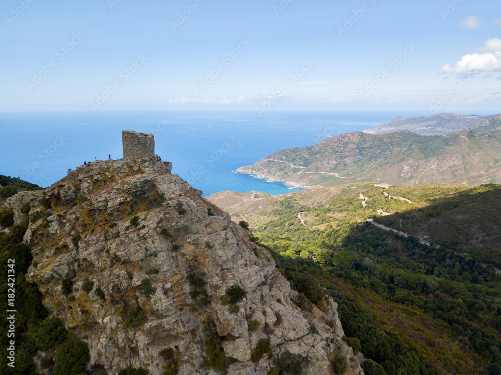 Vista aerea della Torre di Seneca, Corsica, Francia, antica torre genovese del XVI secolo nel cuore del Capo Corso, costruita come torre di guardia, monumento storico dal 1840