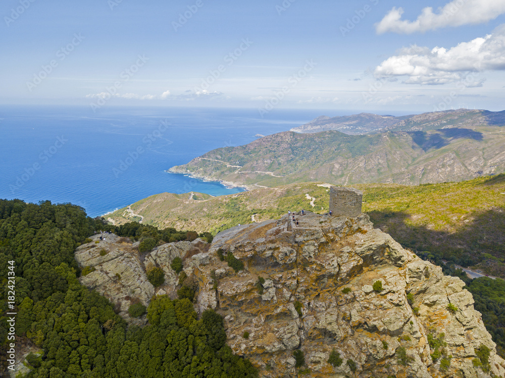 Vista aerea della Torre di Seneca, Corsica, Francia, antica torre genovese del XVI secolo nel cuore del Capo Corso, costruita come torre di guardia, monumento storico dal 1840