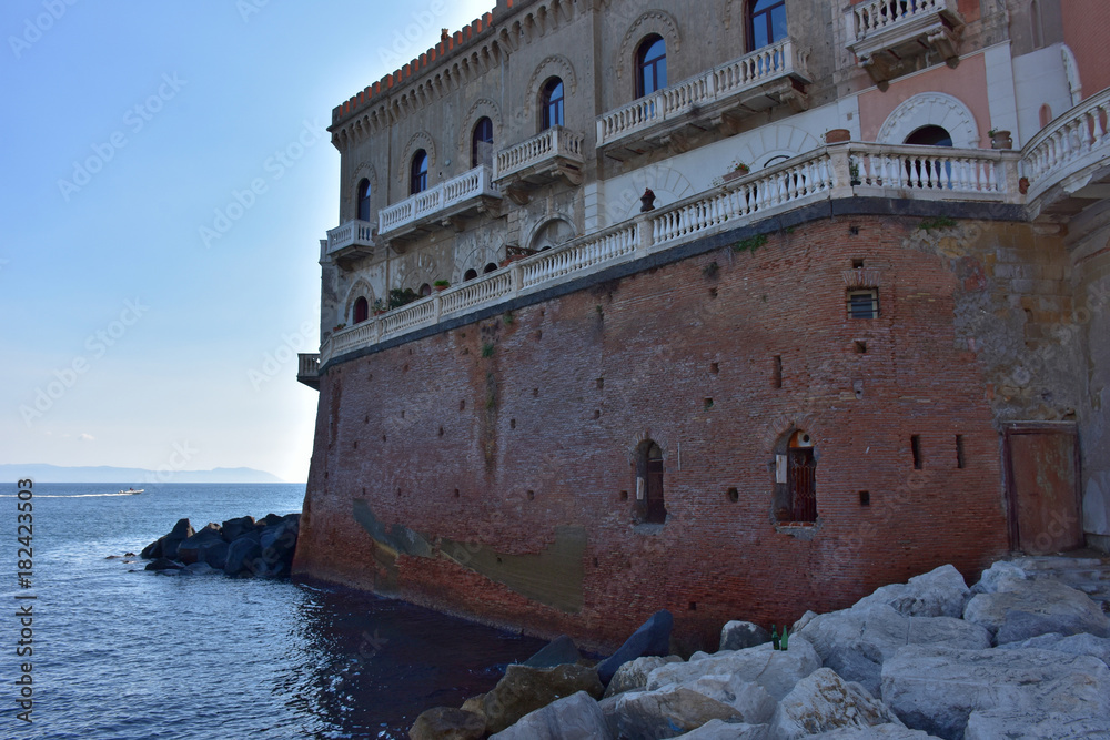 Napoli, antico palazzo sul mare