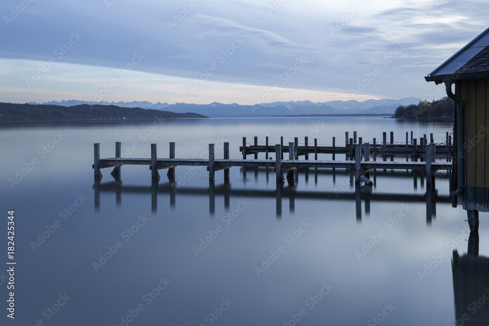 Bootsanleger am Starnberger See, Bayern, Langzeitbelichtung in schwarzweiß