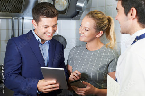 Φωτογραφία Meeting Of Restaurant Team In Kitchen