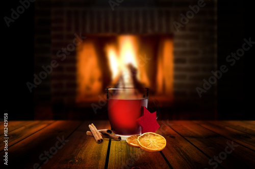 Glühwein am Kaminfeuer