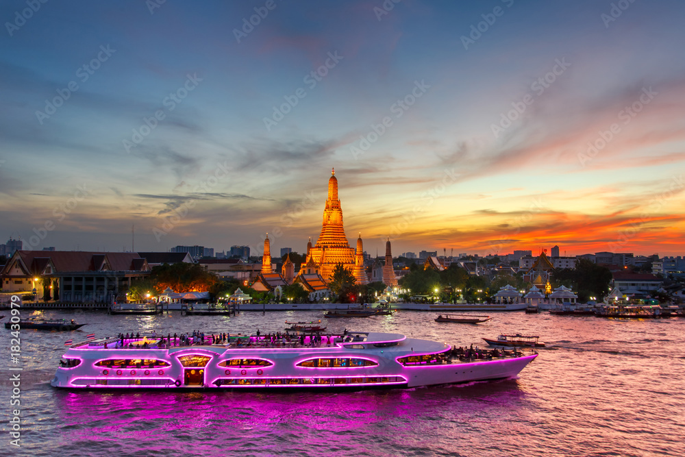 Fototapeta premium Wat Arun i statek wycieczkowy o zmierzchu, Bangkok, Tajlandia