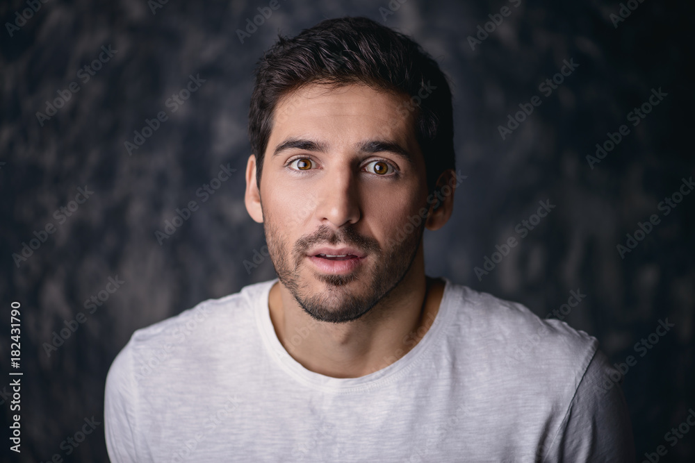 Obraz premium surprised frightened man