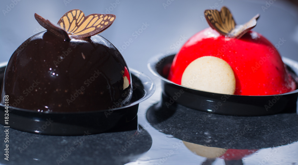 Εκτύπωση καμβά French pastry small ball cakes made with fresh strauberry and truffel creme